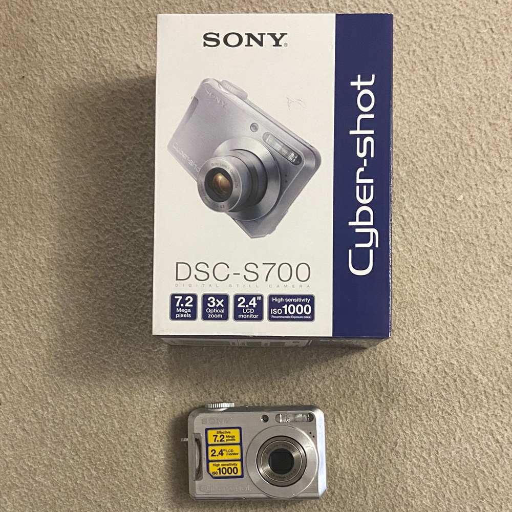 Sony Cyber-shot DSC-S700 7.2MP Digital Camera w/ Box, Charger & Case - Picture 1 of 9